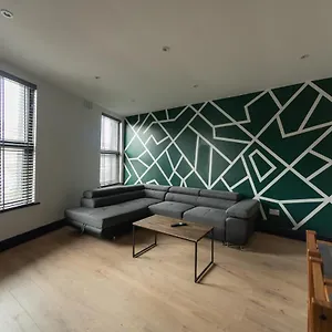  Apartment Lovely 2-bed In Secret House